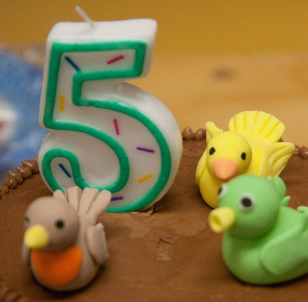 rel="nofollow">Kid's Birthday Cake - Another Awesome Barb Wong Cake-20090328-2/used under CC BY 2.0/cropped and resized from original.